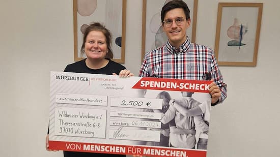 Spendenübergabe an Antje Sinn (Wildwasser e.V.) mit Dr. Michael Dimmer (Würzburger Versicherungs-AG).