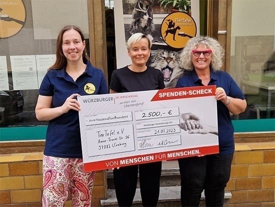 Spendenübergabe: Würzburger Versicherungs-AG unterstützt Tiertafel Würzburg e. V.